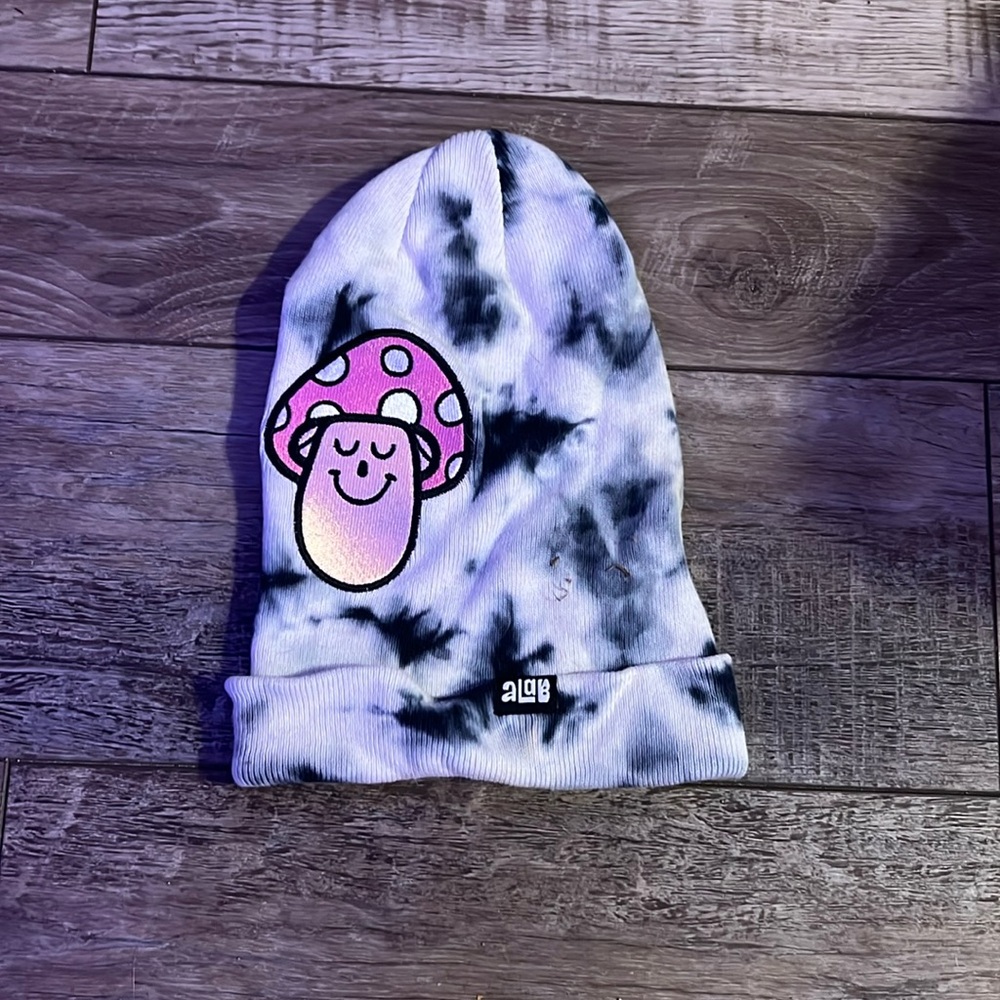 beanie used really only once good quality heavier, the feel is a tighter fit